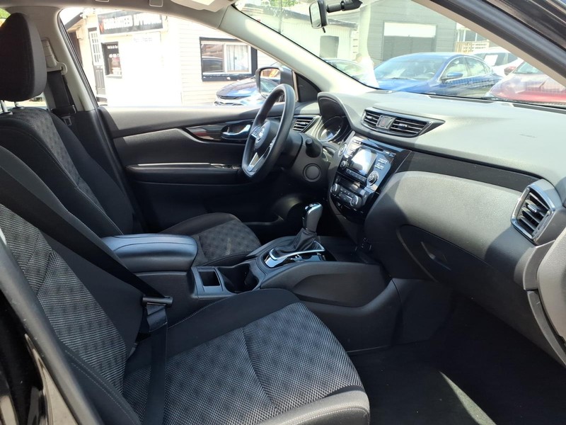 Nissan Rogue Sport Vehicle Full-screen Gallery Image 15