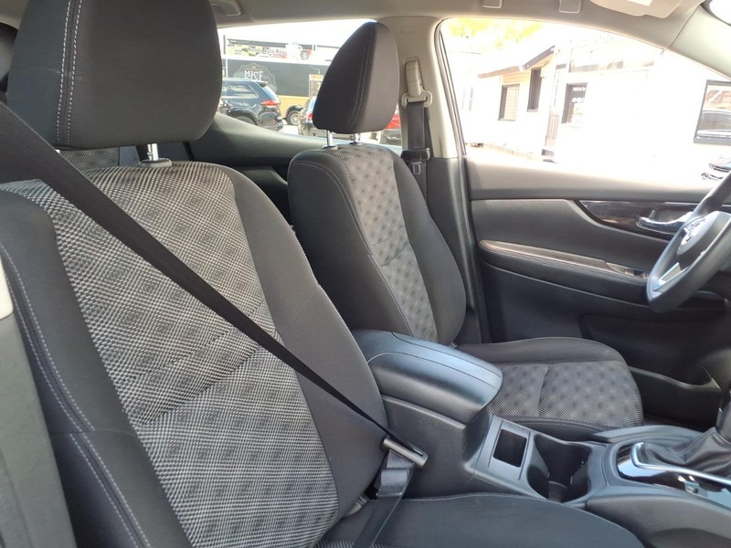 Nissan Rogue Sport Vehicle Full-screen Gallery Image 16