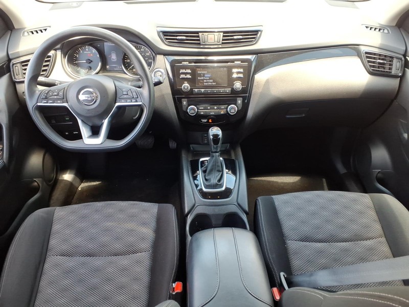 Nissan Rogue Sport Vehicle Full-screen Gallery Image 17