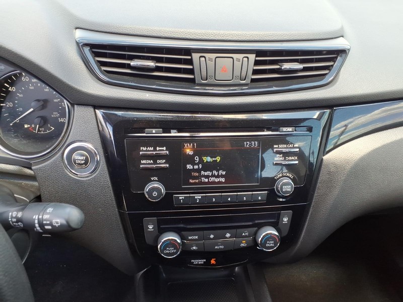 Nissan Rogue Sport Vehicle Full-screen Gallery Image 18