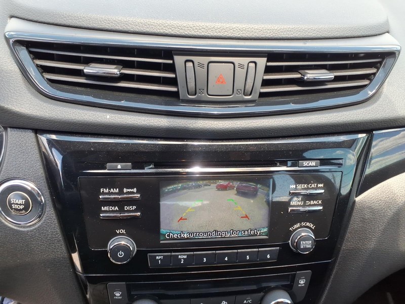 Nissan Rogue Sport Vehicle Full-screen Gallery Image 19