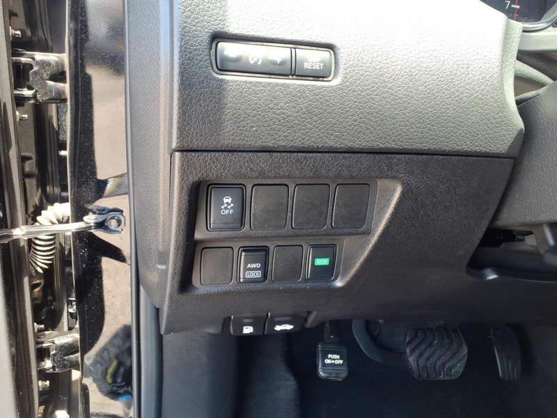 Nissan Rogue Sport Vehicle Full-screen Gallery Image 21