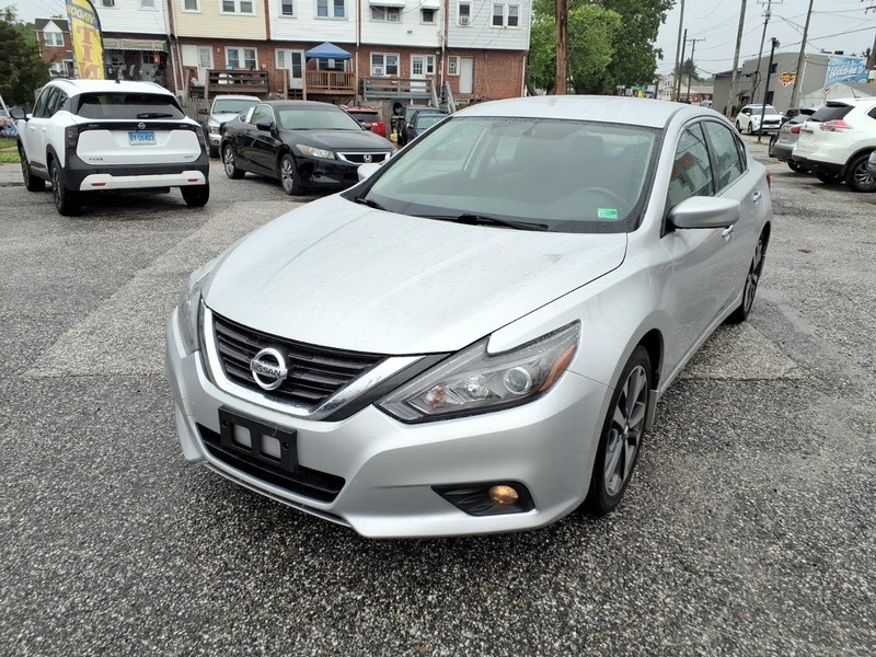 Nissan Altima Vehicle Full-screen Gallery Image 02