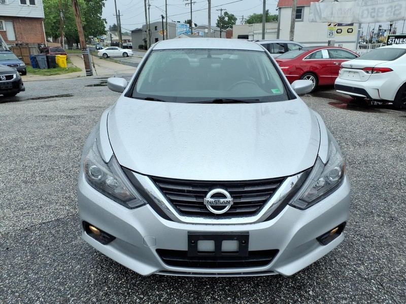 Nissan Altima Vehicle Full-screen Gallery Image 03