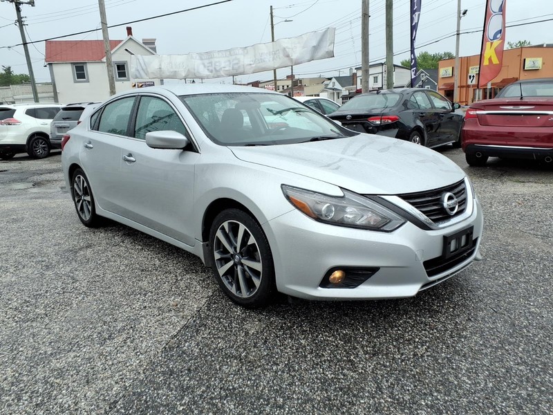 Nissan Altima Vehicle Full-screen Gallery Image 04