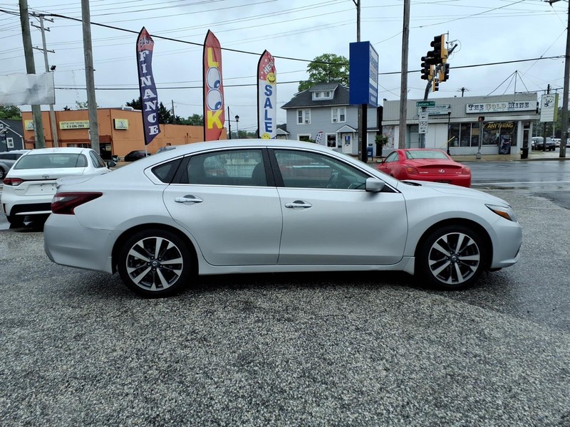 Nissan Altima Vehicle Full-screen Gallery Image 05