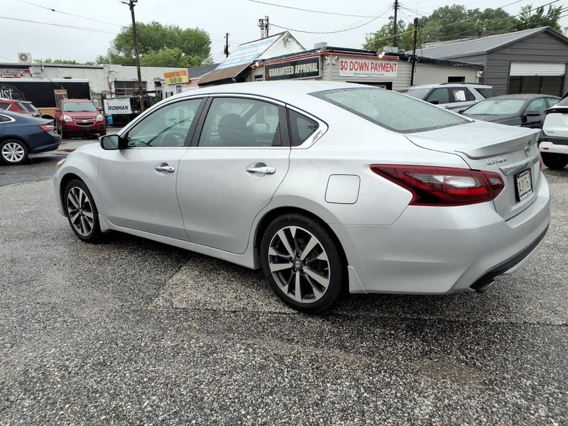Nissan Altima Vehicle Full-screen Gallery Image 06