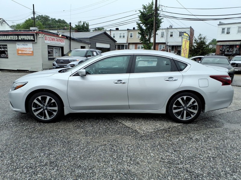 Nissan Altima Vehicle Full-screen Gallery Image 07