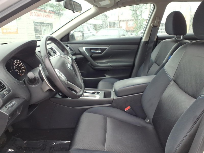 Nissan Altima Vehicle Full-screen Gallery Image 08