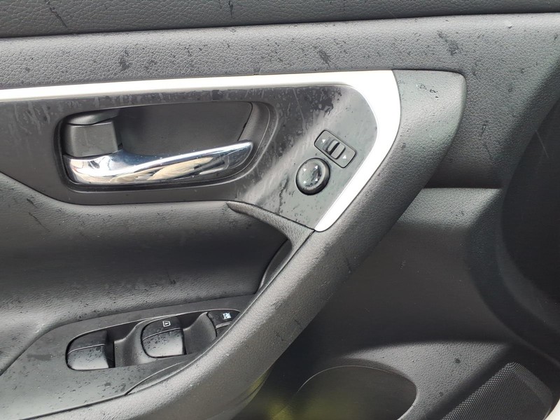 Nissan Altima Vehicle Full-screen Gallery Image 09