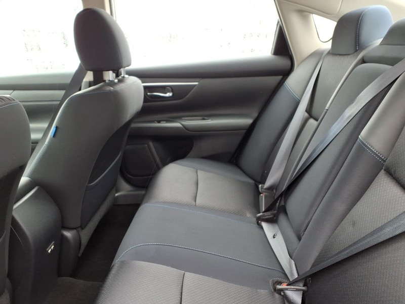 Nissan Altima Vehicle Full-screen Gallery Image 11