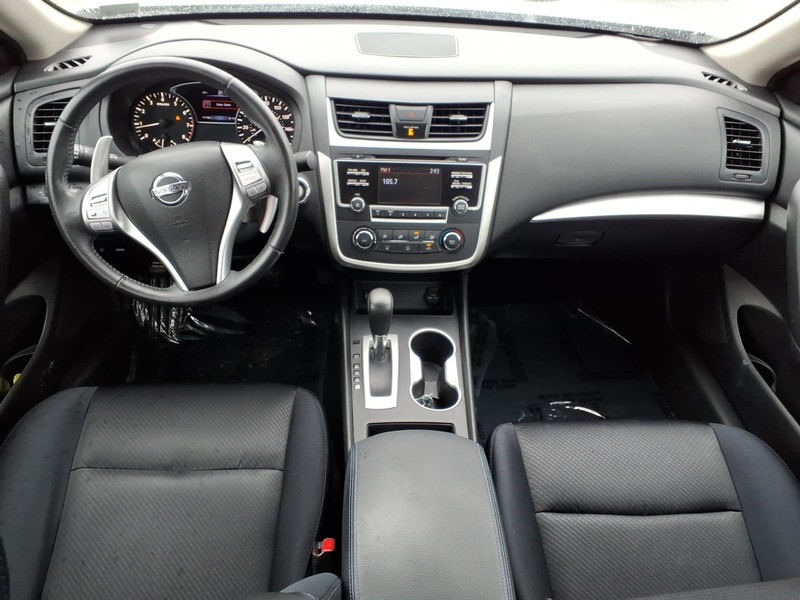 Nissan Altima Vehicle Full-screen Gallery Image 12