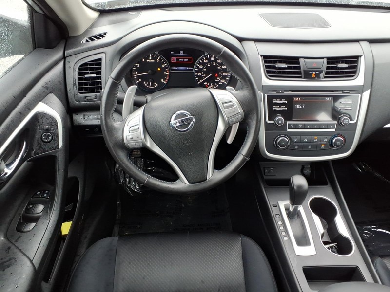 Nissan Altima Vehicle Full-screen Gallery Image 13