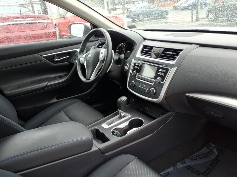 Nissan Altima Vehicle Full-screen Gallery Image 14