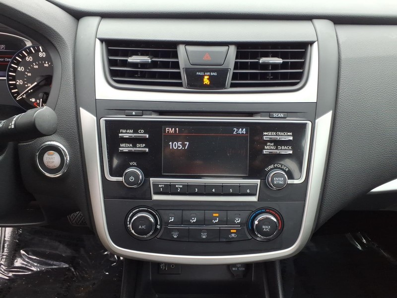 Nissan Altima Vehicle Full-screen Gallery Image 15