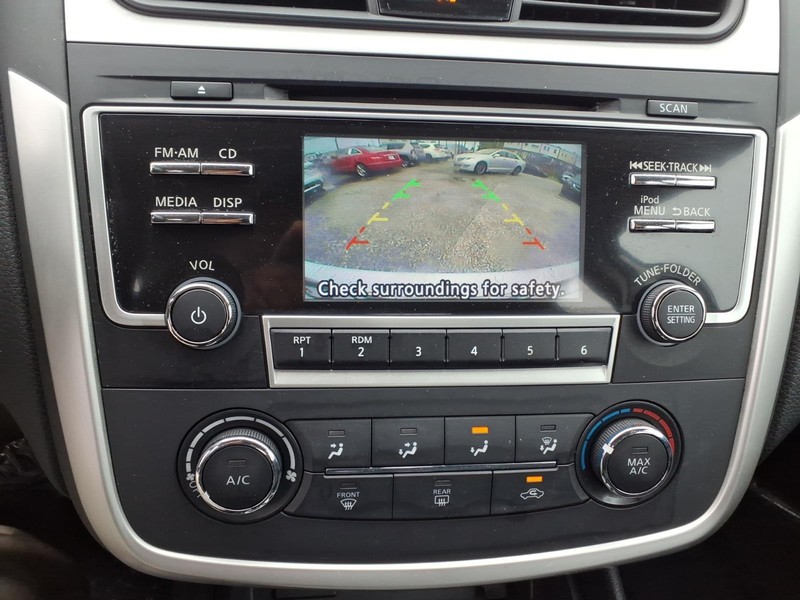 Nissan Altima Vehicle Full-screen Gallery Image 18