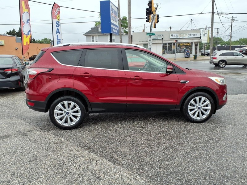 Ford Escape Vehicle Full-screen Gallery Image 05