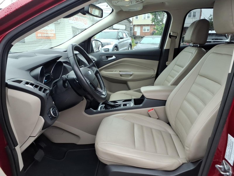 Ford Escape Vehicle Full-screen Gallery Image 09
