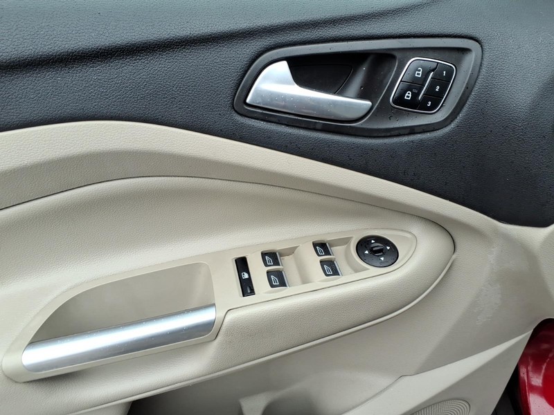 Ford Escape Vehicle Full-screen Gallery Image 12