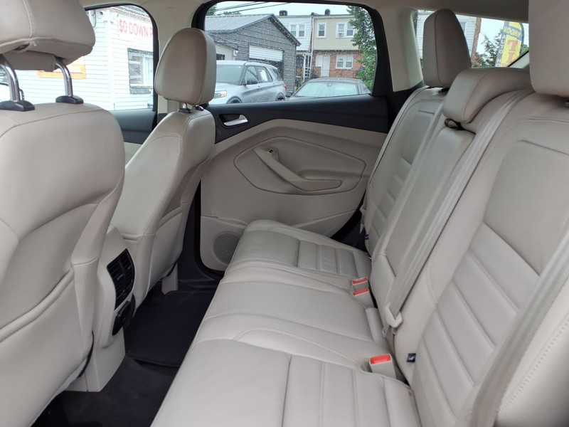 Ford Escape Vehicle Full-screen Gallery Image 13