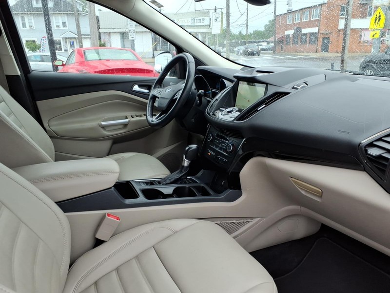 Ford Escape Vehicle Full-screen Gallery Image 16