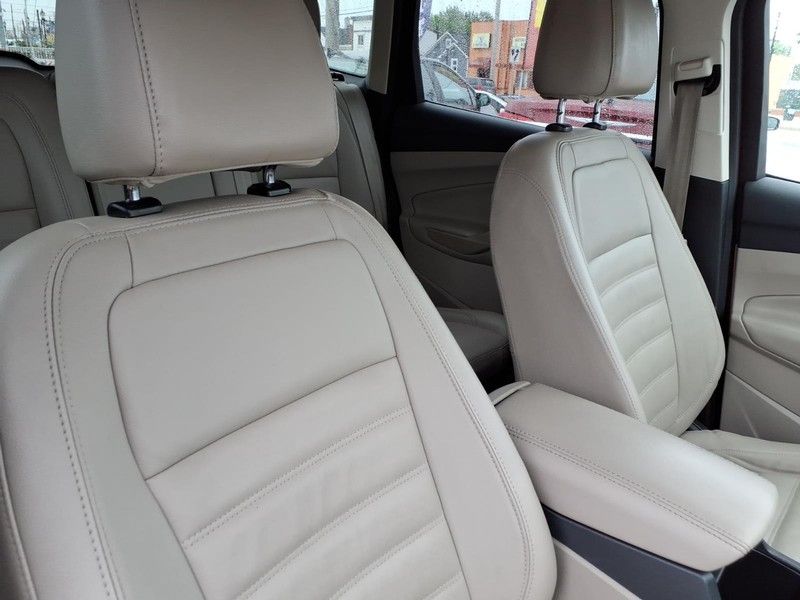 Ford Escape Vehicle Full-screen Gallery Image 17