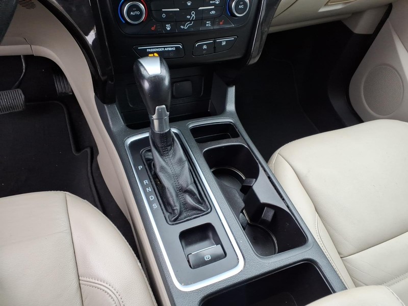 Ford Escape Vehicle Full-screen Gallery Image 20