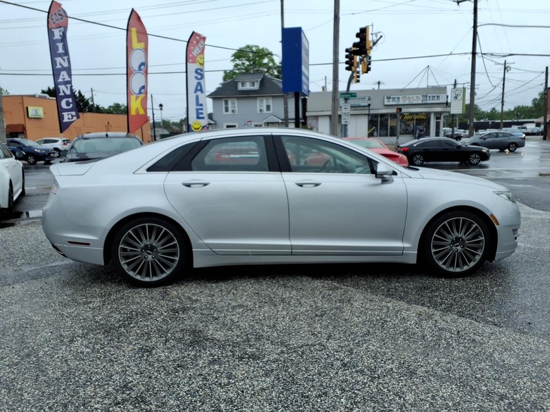 Lincoln MKZ Vehicle Full-screen Gallery Image 04