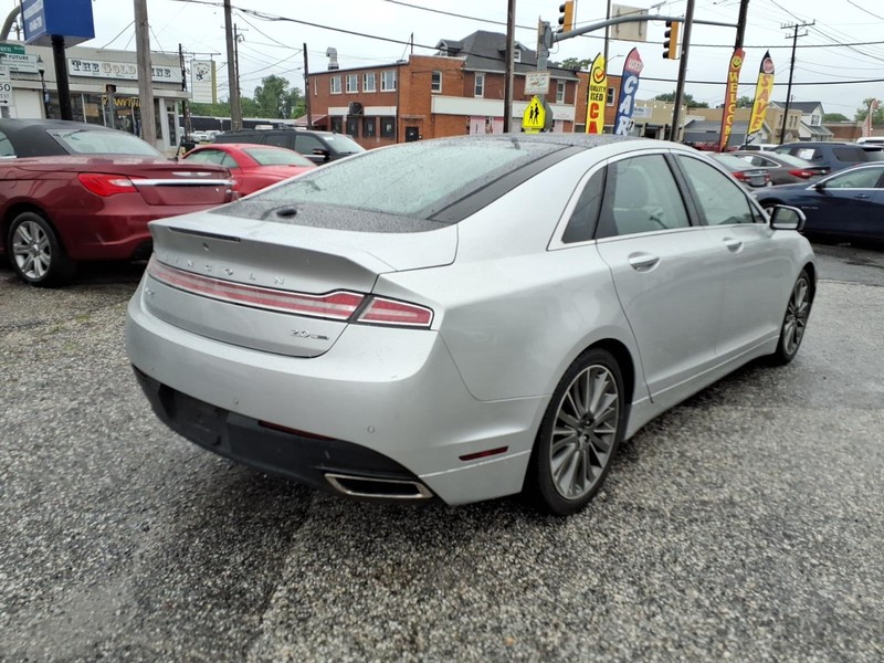 Lincoln MKZ Vehicle Full-screen Gallery Image 05