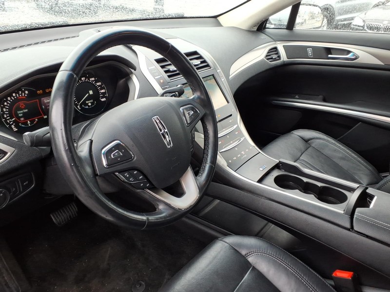 Lincoln MKZ Vehicle Full-screen Gallery Image 07