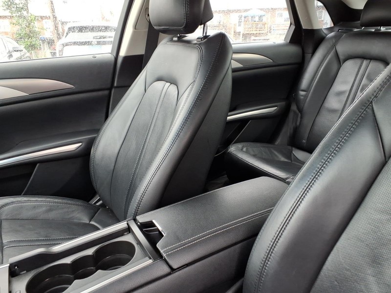 Lincoln MKZ Vehicle Full-screen Gallery Image 08
