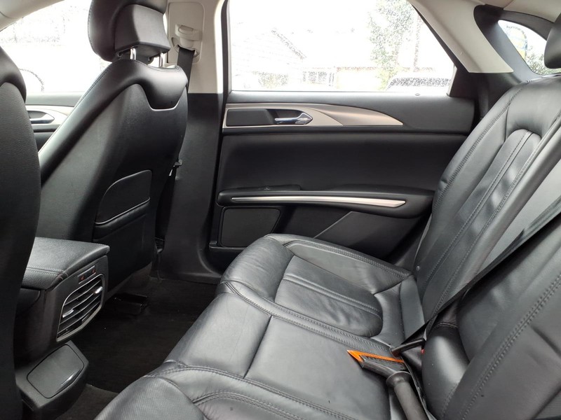 Lincoln MKZ Vehicle Full-screen Gallery Image 09