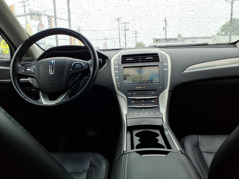 Lincoln MKZ Vehicle Full-screen Gallery Image 10