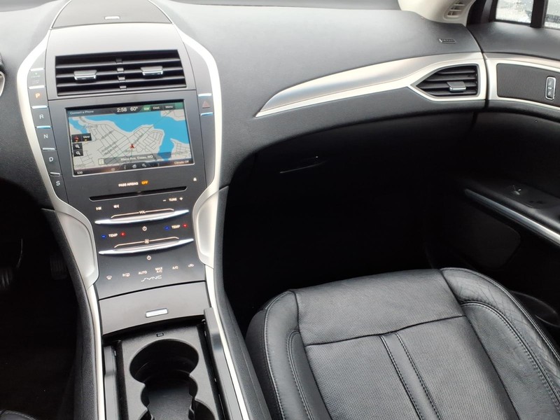 Lincoln MKZ Vehicle Full-screen Gallery Image 11