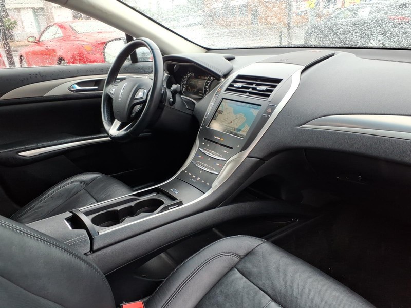 Lincoln MKZ Vehicle Full-screen Gallery Image 12