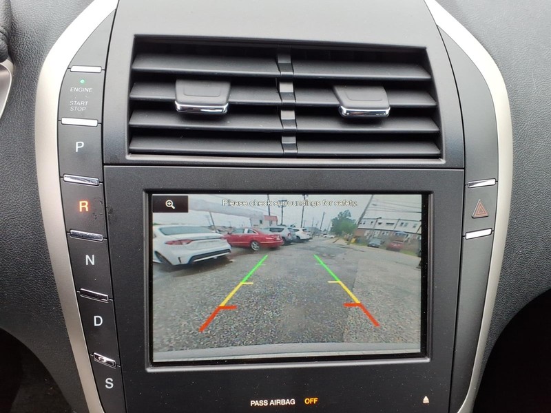 Lincoln MKZ Vehicle Full-screen Gallery Image 15