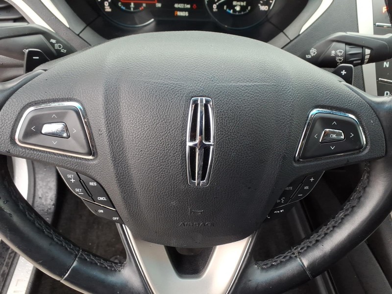 Lincoln MKZ Vehicle Full-screen Gallery Image 17
