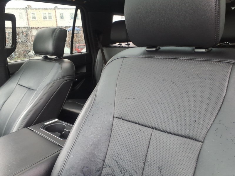 Ford Expedition Max Vehicle Full-screen Gallery Image 09