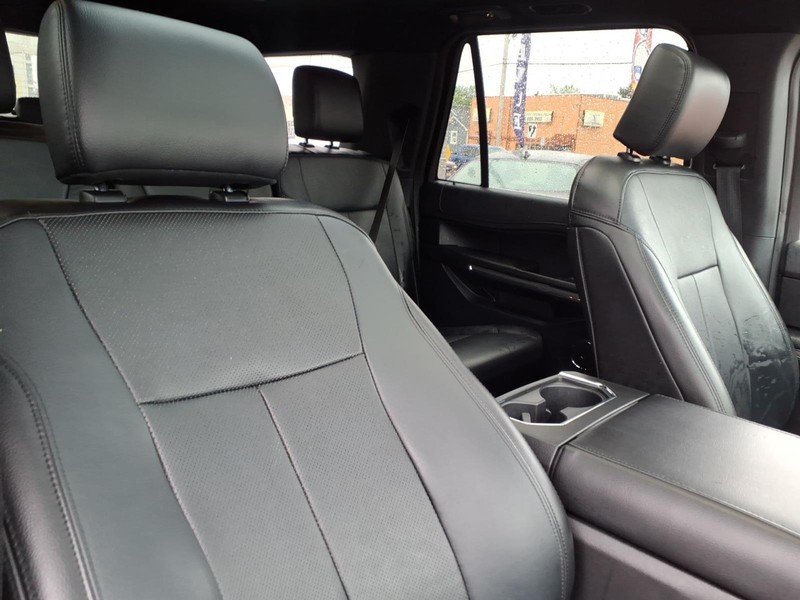 Ford Expedition Max Vehicle Full-screen Gallery Image 18