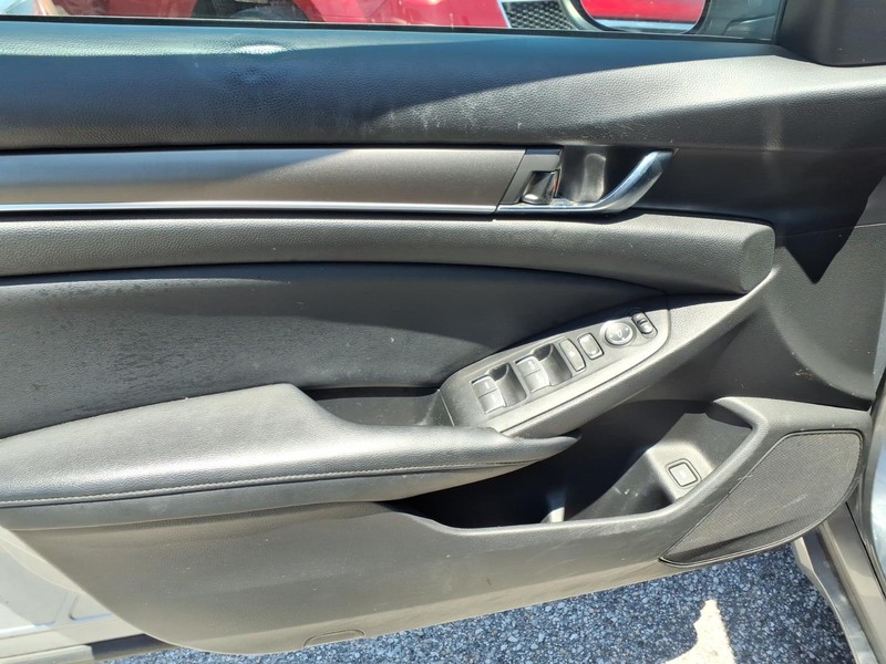 Honda Accord Sedan Vehicle Full-screen Gallery Image 09