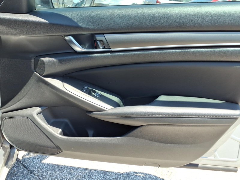 Honda Accord Sedan Vehicle Full-screen Gallery Image 19