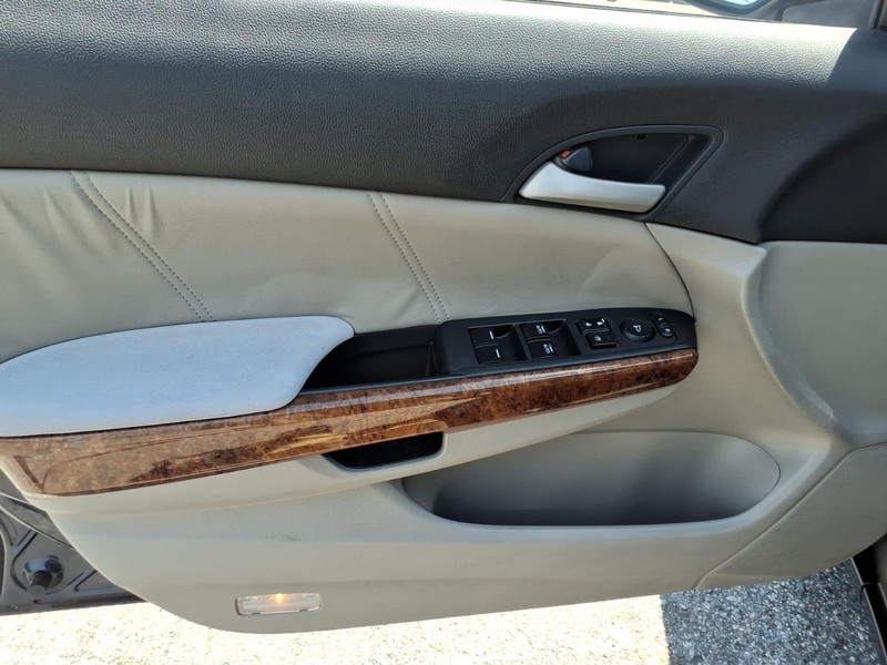 Honda Accord Sedan Vehicle Full-screen Gallery Image 10