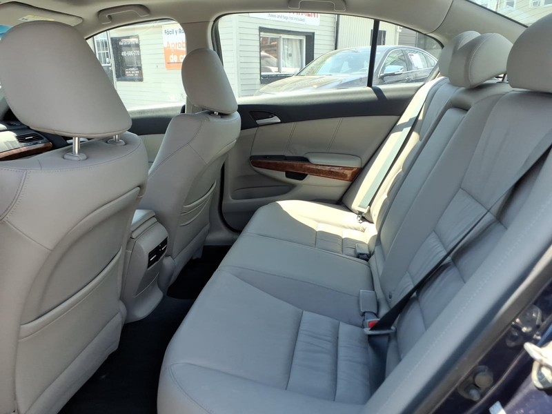 Honda Accord Sedan Vehicle Full-screen Gallery Image 11