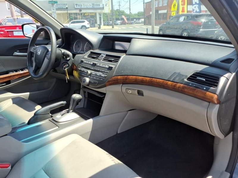 Honda Accord Sedan Vehicle Full-screen Gallery Image 15