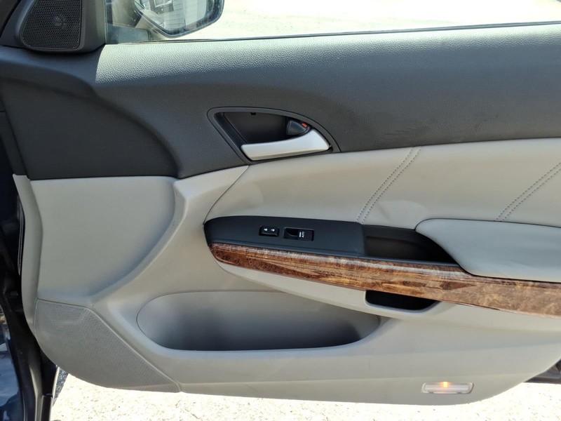 Honda Accord Sedan Vehicle Full-screen Gallery Image 16