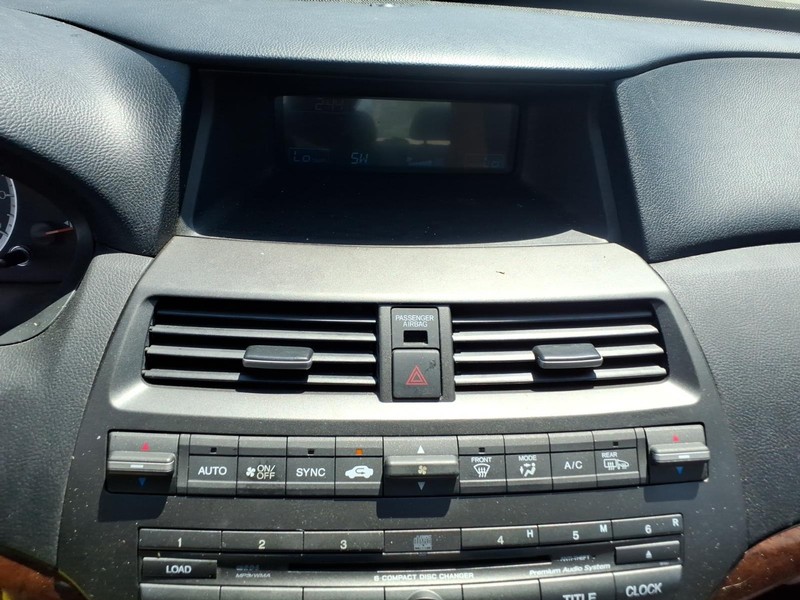 Honda Accord Sedan Vehicle Full-screen Gallery Image 17