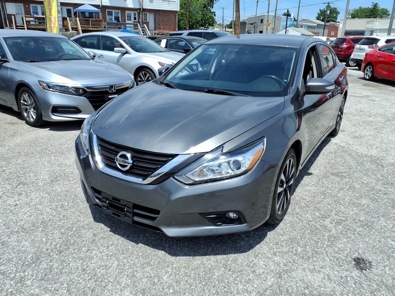 Nissan Altima Vehicle Full-screen Gallery Image 02