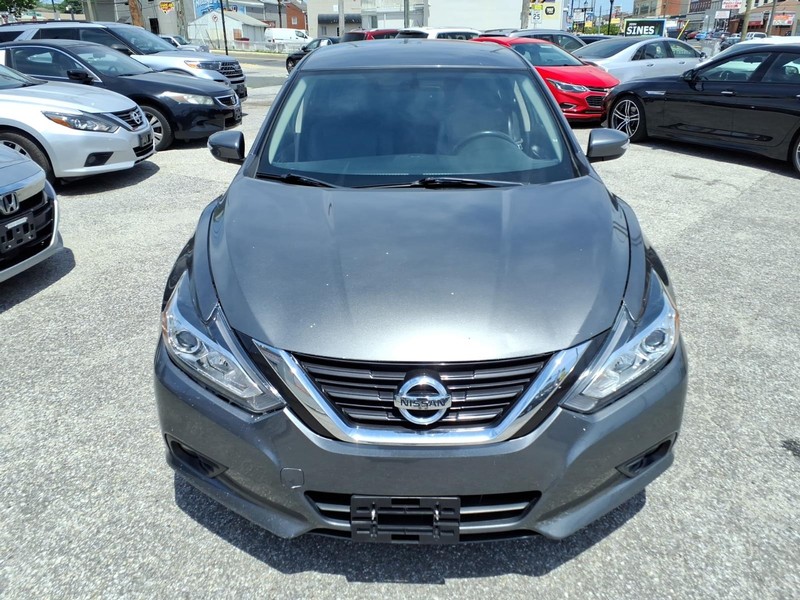Nissan Altima Vehicle Full-screen Gallery Image 03