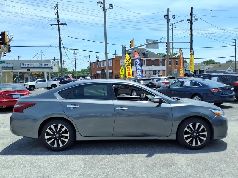 Nissan Altima Vehicle Full-screen Gallery Image 04