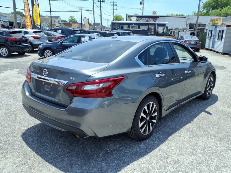 Nissan Altima Vehicle Full-screen Gallery Image 05